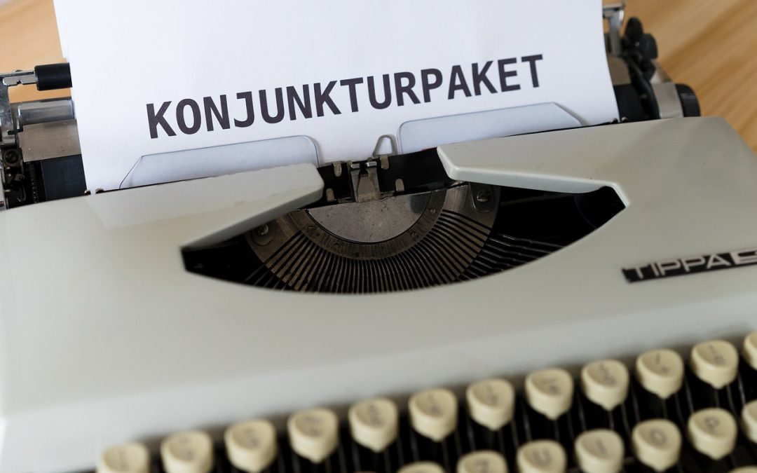 Dinas Damkar Kota Cirebon Tangani Pohon Tumbang di Masjid